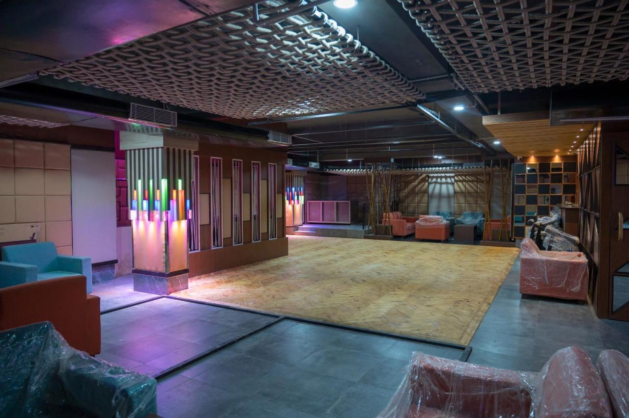 Golden Retreat Hotel Baharampur Bagian luar foto