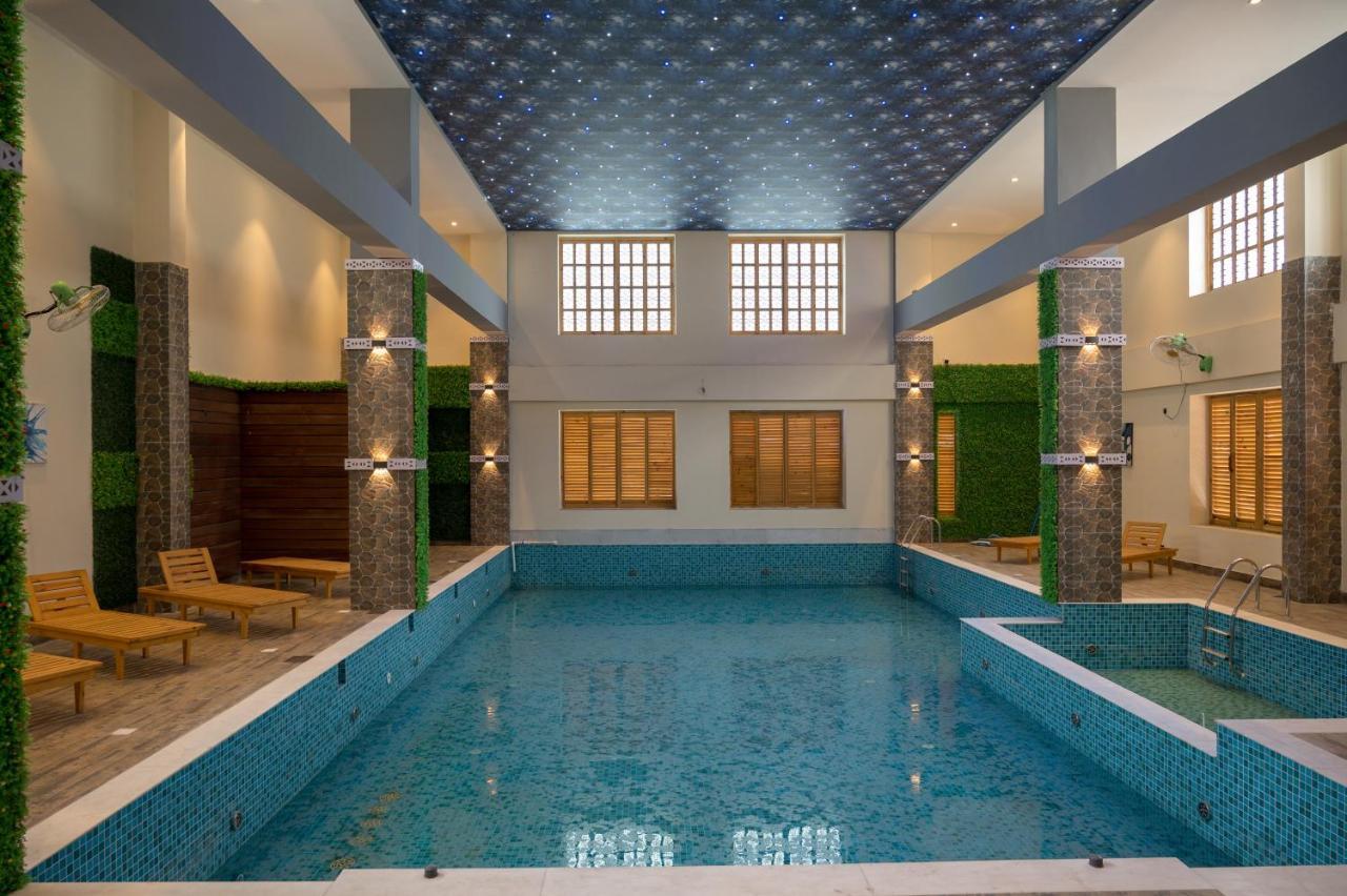 Golden Retreat Hotel Baharampur Bagian luar foto