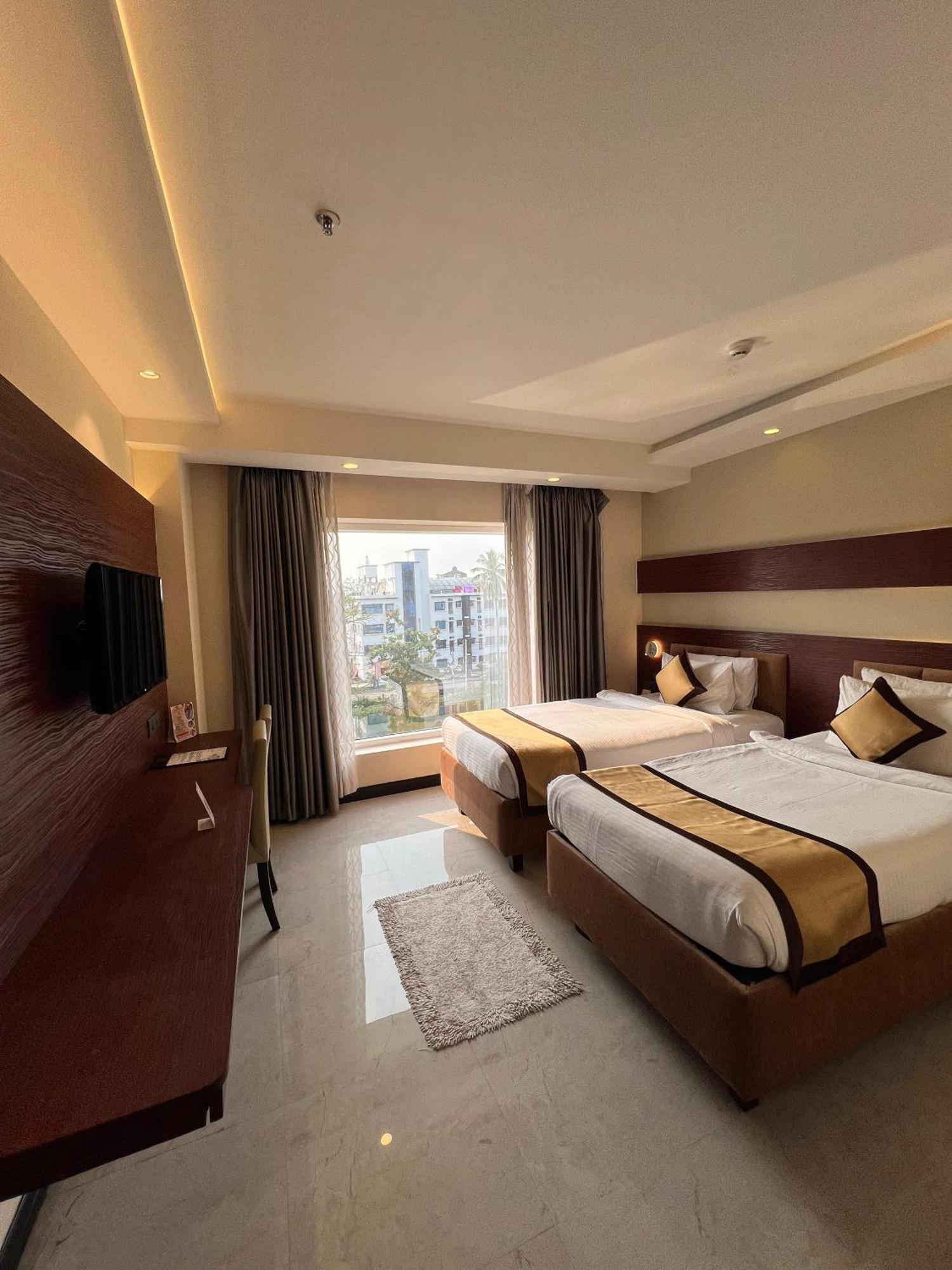 Golden Retreat Hotel Baharampur Bagian luar foto