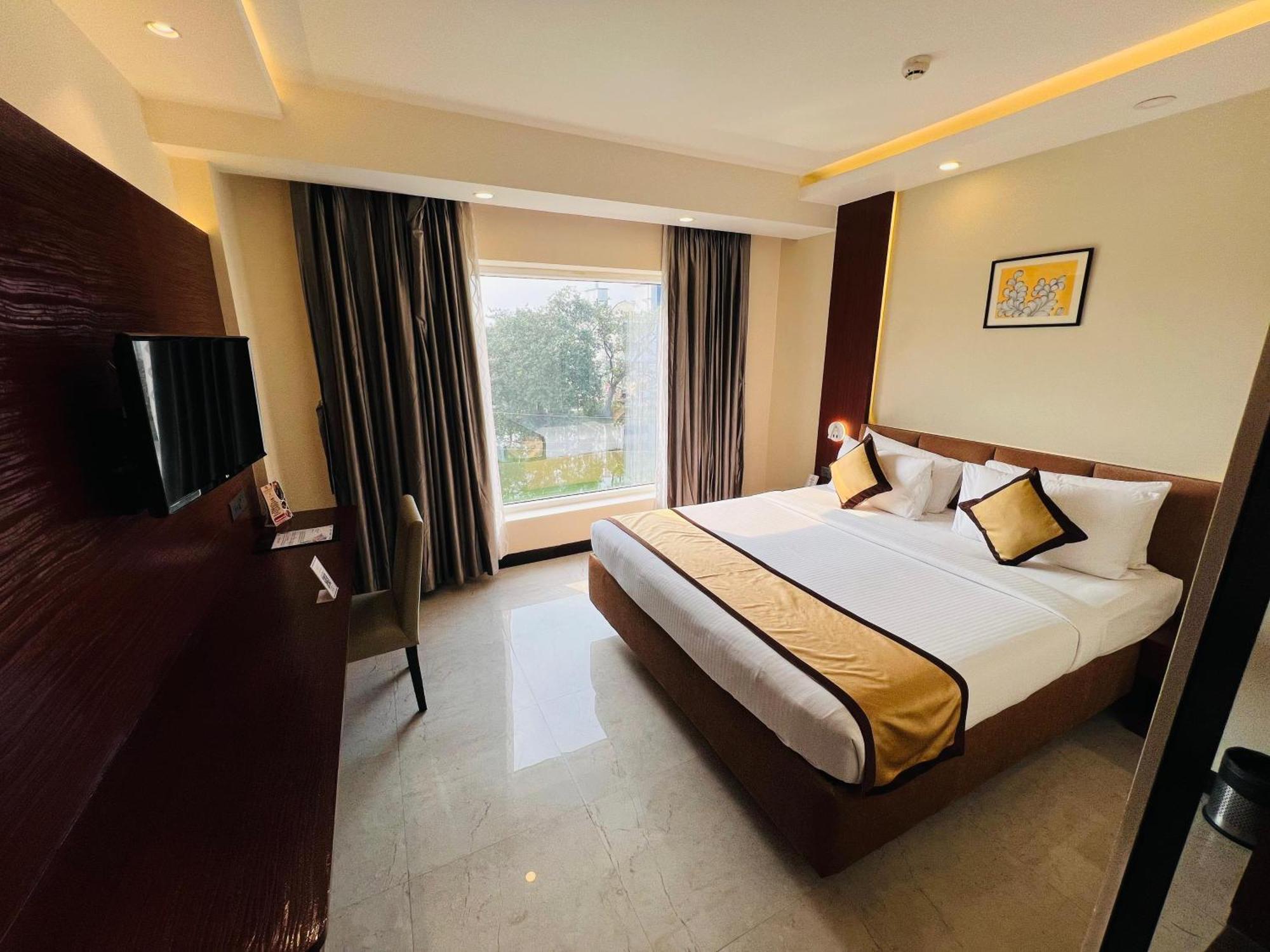 Golden Retreat Hotel Baharampur Bagian luar foto